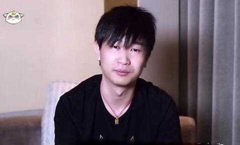 董小飒微博借号帮上分 网友：董伟操作疯狂掉段